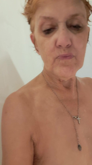 Patty doll 53: Une mamie mature prend une douche toreuse