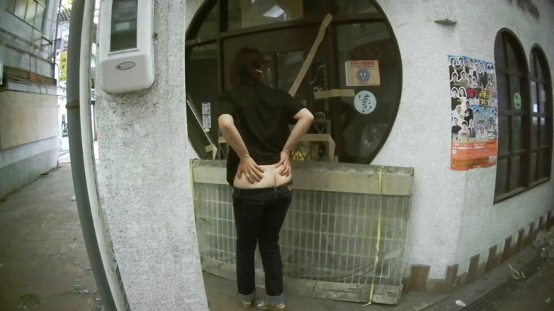 Mayumi Kanzaki: MILF in ultra low rise jeans outdoors..
