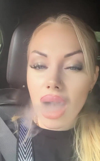 Goddess Misha Goldy: 私の目と唇はあなたにとって危険すぎます
