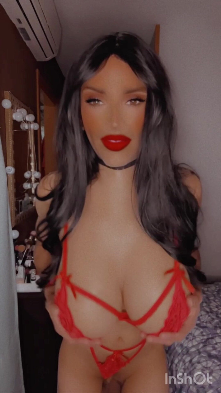 Sissy Slut Brianna: Deze kleine slet trekt graag lingerie aan om te dansen