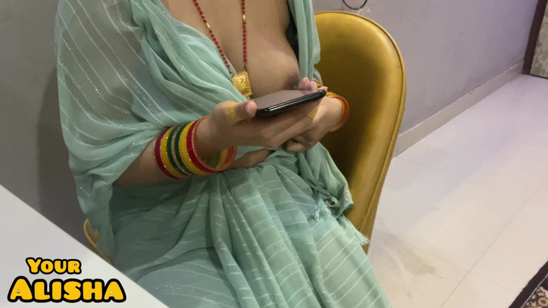 Your Alisha: Ich habe porno auf Bhabhis Telefon gestellt und erwischt, wie...