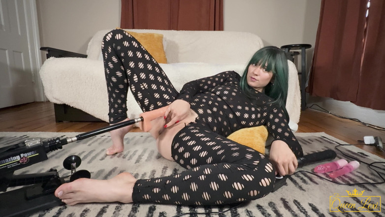 The Queen Lexi: Gadis gotik ini muasin memeknya pakai mesin seks sampai muncrat