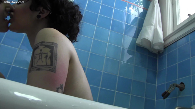 Lesbian Babe Stare: Dos chicas cachondas se ponen en el baño