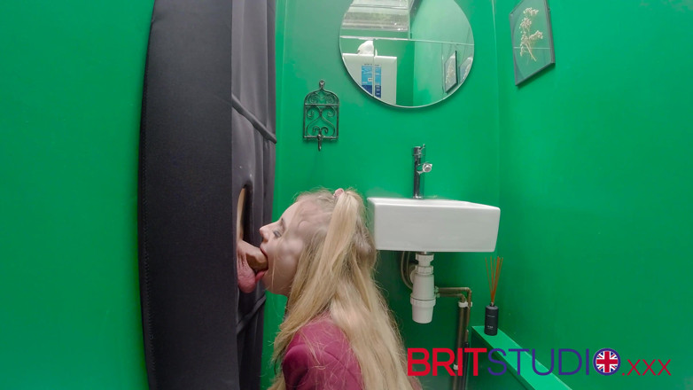 Brit Studio: Глорихол: 18-летняя студентка сосет член