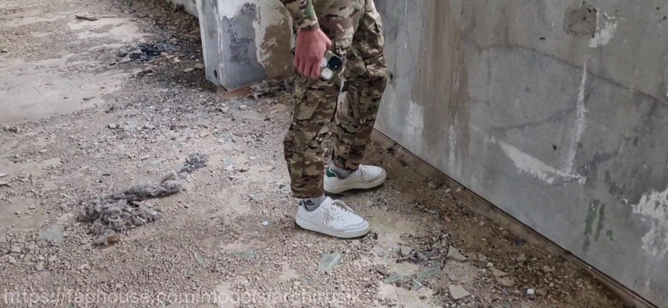 ArchiRusik: En militär sergeant avslutades av ett par ynkryggar och knullades...