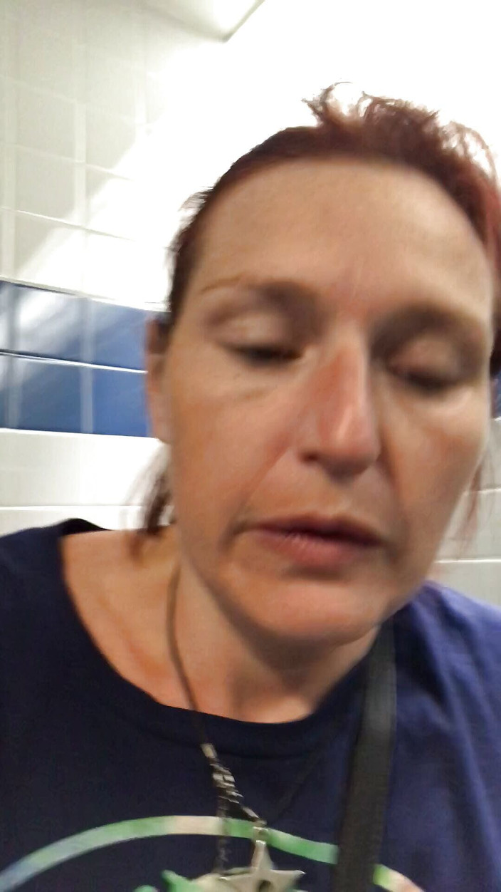 MistressWriggler: Lâcher une pisse énorme à l'aéroport de Seattle où j'ai oublié ma...