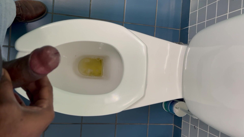 Jamaican Cock: Szarpanie w toalecie biurowej