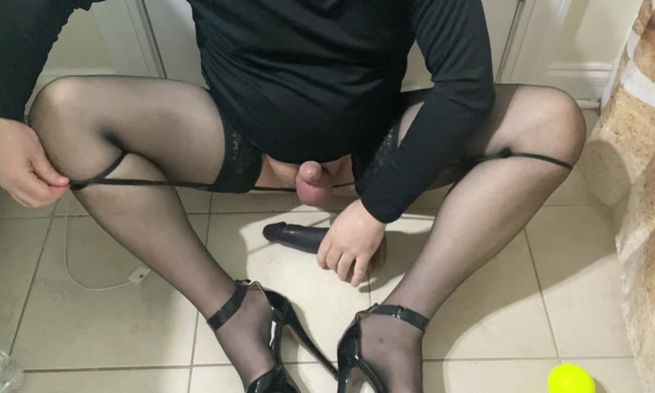 MadisonCD2025: Femboy banci amatur Crossdresser mengikat telur dan zakar dengan stoking