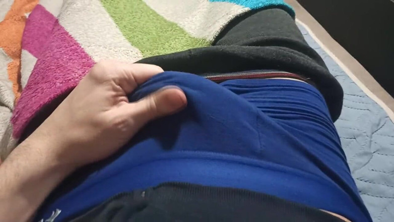 Pasha: 穿蓝色内裤的男人玩弄着他的鸡巴，揉着它