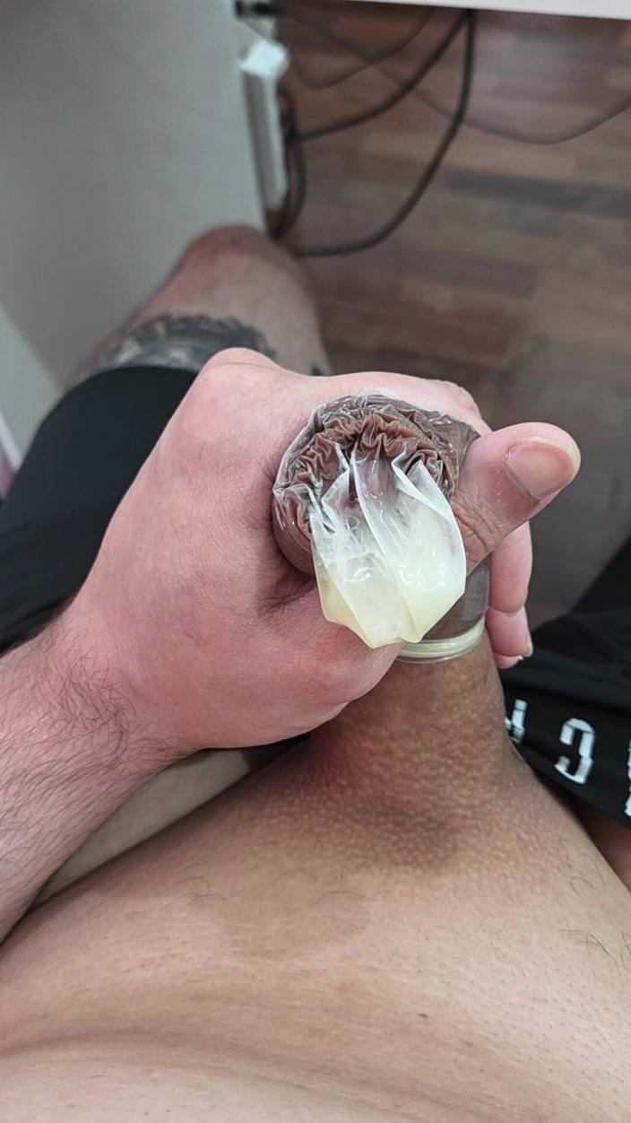 Lkdick8: J’ai rempli un préservatif de lait