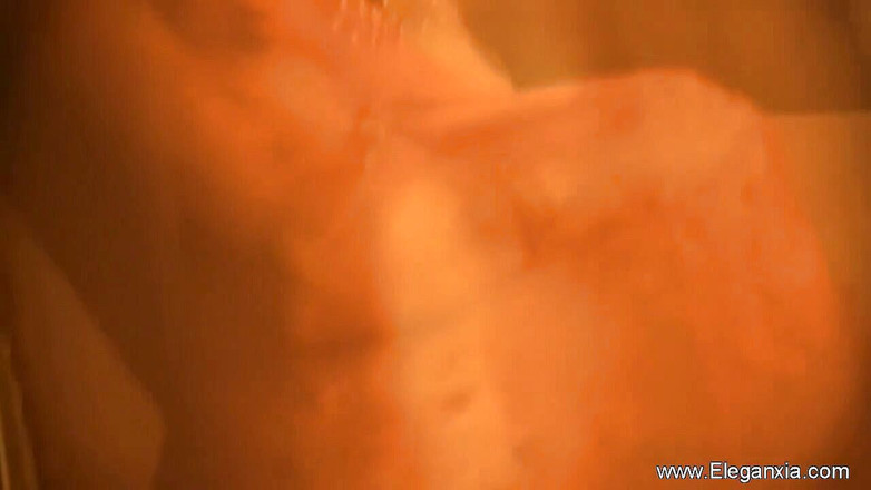 Eleganxia: 印度小妞一边脱衣一边炫耀她的身体