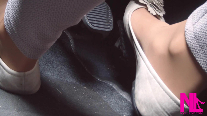 Nyllady: Soft revving e pedal delicado bombeando em apartamentos bege em...