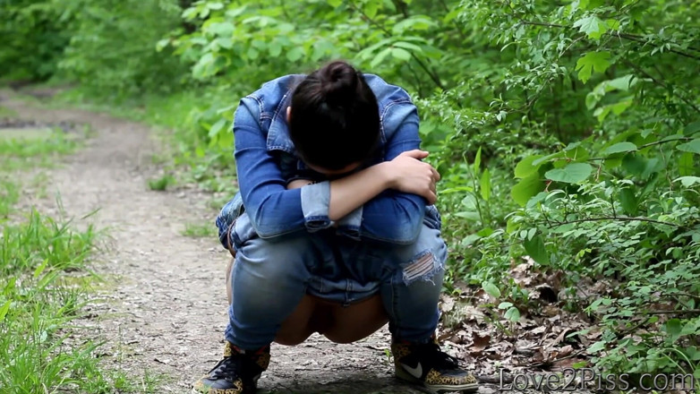 Love 2 Piss: 葉っぱで拭く