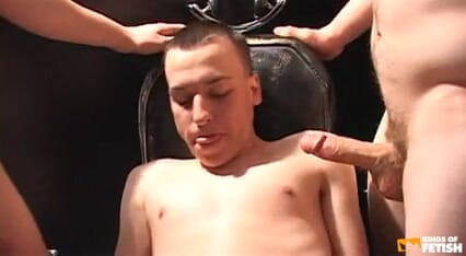 Gay Diaries: Il tipo tatuato con i piercing ai capezzoli sbatte un...