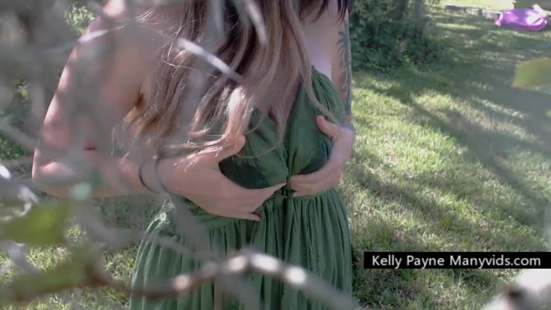 Kelly Payne: Cho con bú bên ngoài khiến tôi bật