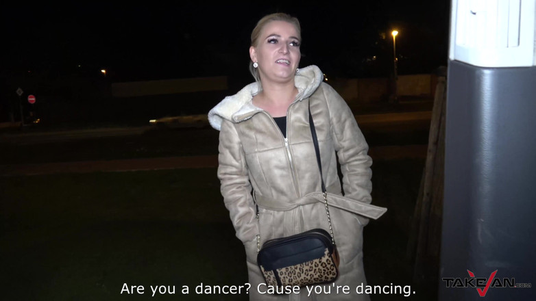 Take Van: Une blonde avec un porte-bagage naturel incroyable le secoue sur...