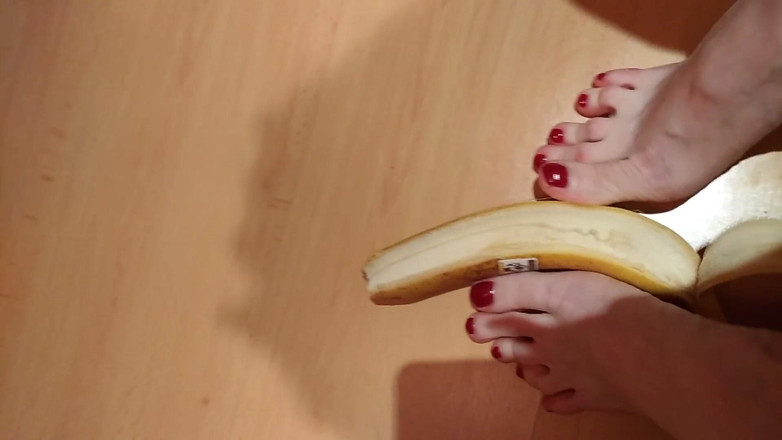 BadAssBitch: Ayakla muamele kırmızı ayak parmakları muz çarpması