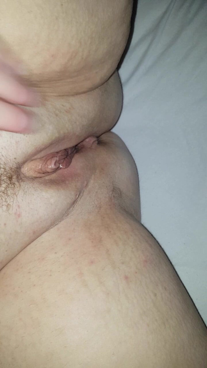 Innocent Nicole: Chatte rasée, bande d’atterrissage en gros plan