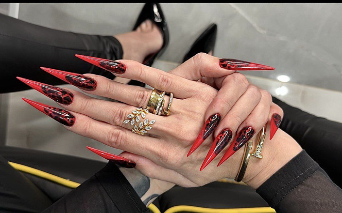 Julia domaina: Rote lange Nägel, scharfe Stilettos, Handflächen, lange Finger und Hände...