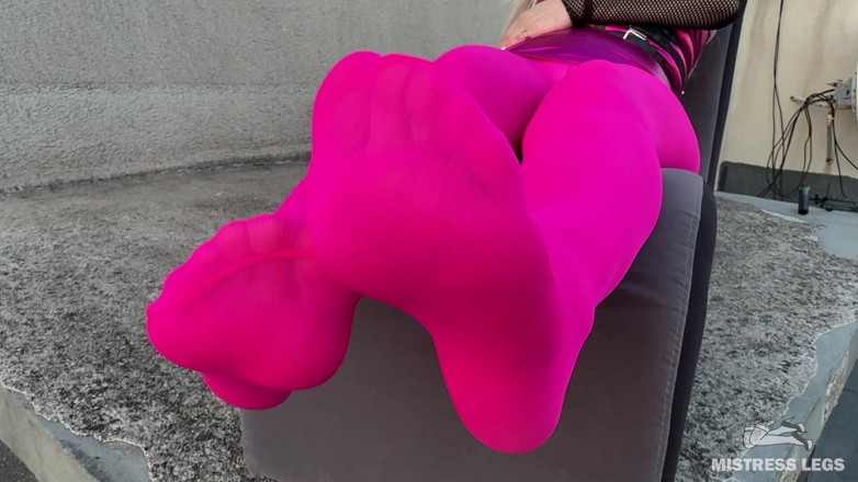 Mistress Legs: Taquinage en nylon rose sur le toit au coucher du...