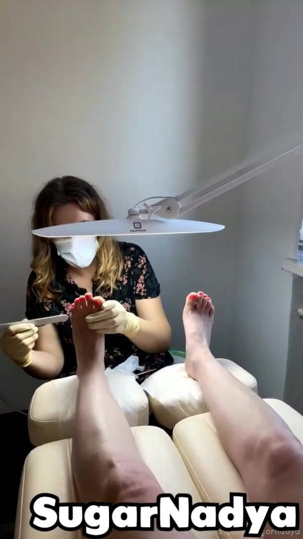 SugarNadya: Nataligreenはセクシーな脚Sugarnadyaに明るいペディキュアを行います