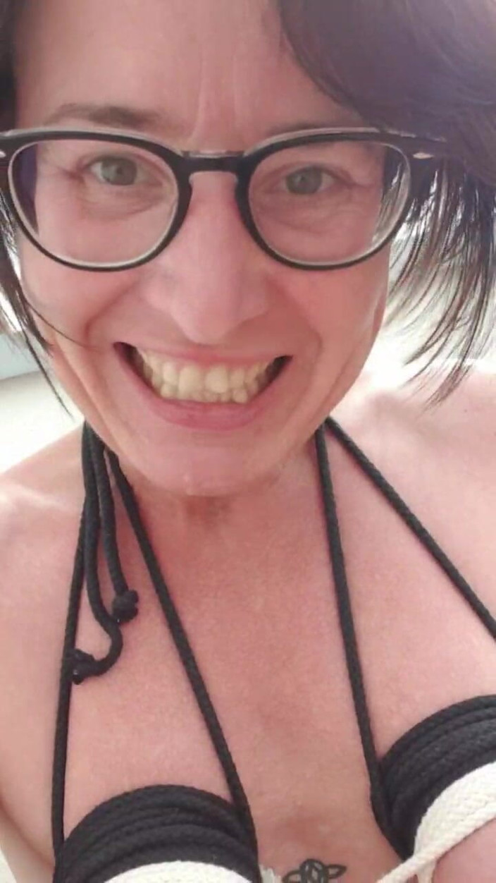 JulieEroticDress: Tiger Squirt con la catena anale
