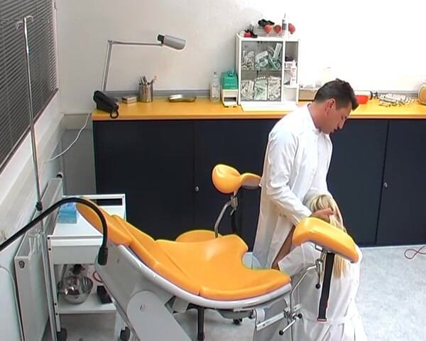 Rubber & Clinic Studio - 1ATOYS: Jeux anaux au bureau gynécologique