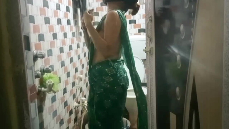 Fantacycutting: India bhabhi estaba tomando baño y luego cuñado folló bhabhi