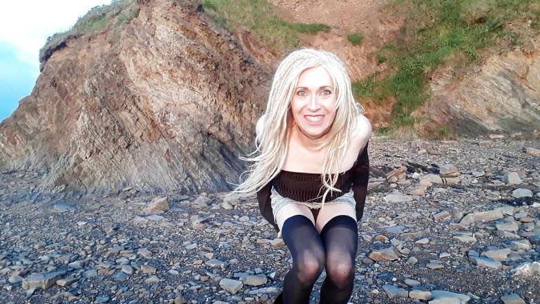 The Midnight Minx: Themidnightminx poserar på stranden