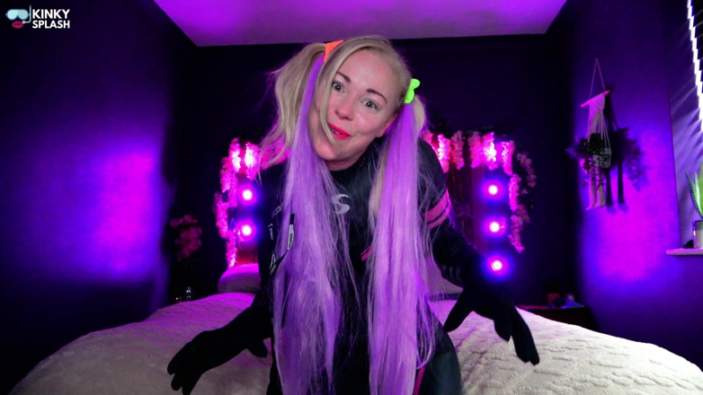 UKCuteGirl Lucy Lauren: Glänzender wetsuit, sukkubus dringt in ihr bett ein, um sie...