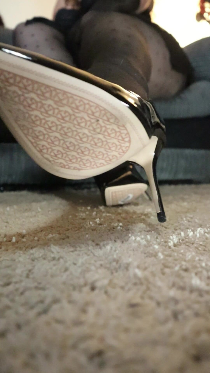 Goddess Kinx: Christen My New Shoes dengan Lidah Awak