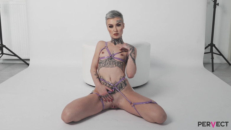 Pervect: Tabitha poison büyük şeffaf bir dildoyla tüm deliklerini sikiyor!
