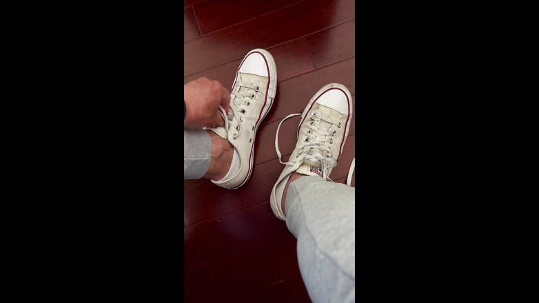 Barefoot Blake: Efter kör svettiga stinkande Converse chucks, strumpor, fötter + kuk strök