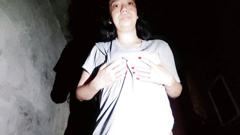 katha: Ele tocou meus peitos e concha porque não há luz...