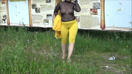 RedRoseRus: Wanita dengan baju kuning, musim panas yang cerah