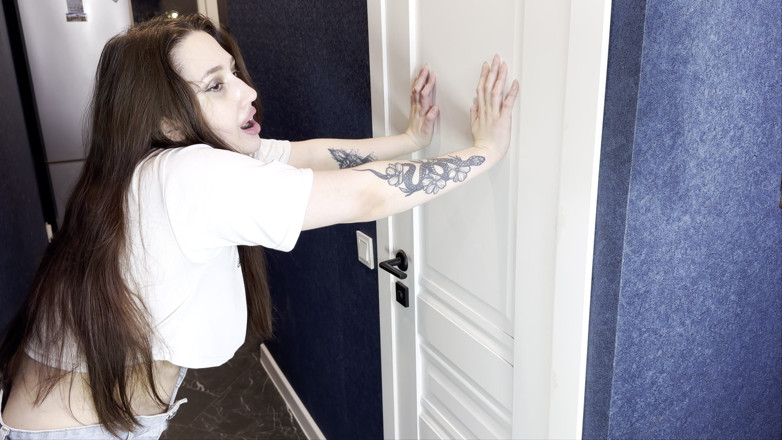 JessLux: Mein Stiefbruder Hat Die Toilette Geschlossen Und Ich Habe Gepinkelt