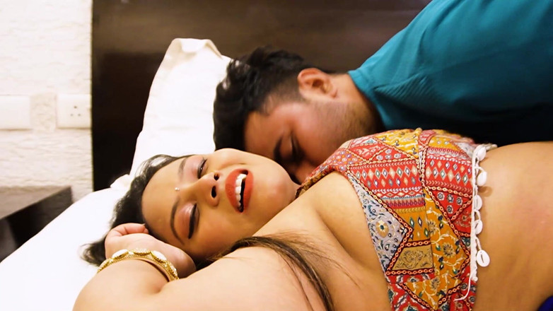 Queen star Desi: Marido cornudo da a su esposa a follar por othres...