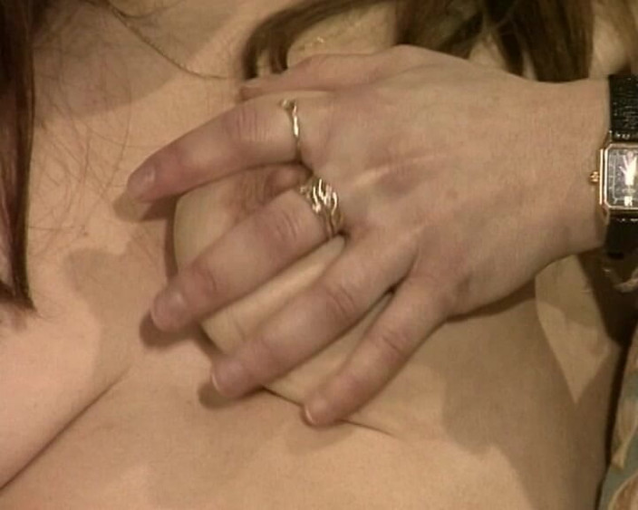 YOUR FIRST PORN: Nicole masse sa chatte poilue