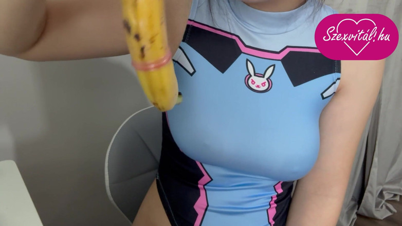 AmayaMori: Minha meia-irmã coloca uma camisinha na banana, brinca com ela,...