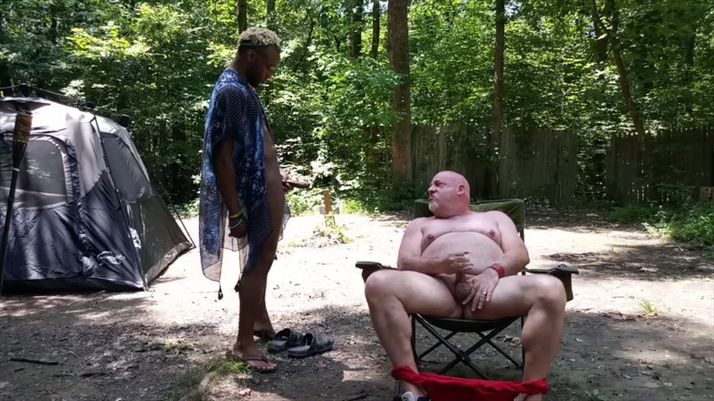 beardaddychub: Chycený!! Medvěd si honí v lese dostane překvapivého hosta a...