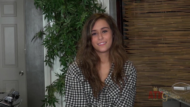 ATKIngdom Fans: Primeira entrevista para fofa jovem morena Anastasia Black