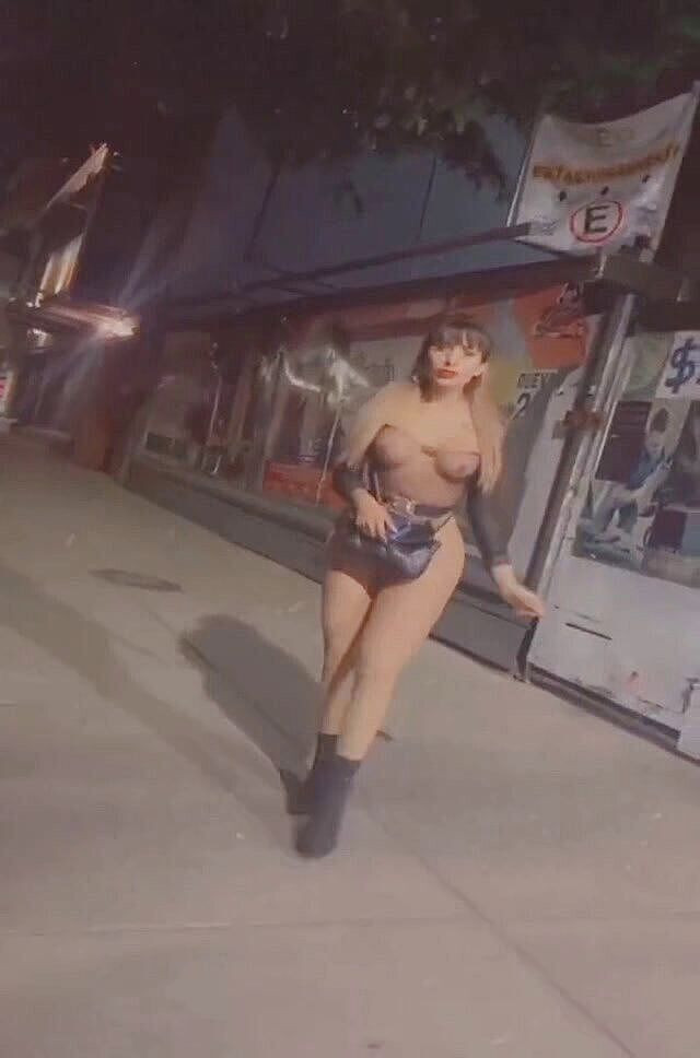 Barbietransxxxx: 娼婦のようなトラルパンの路上に立つニューハーフ