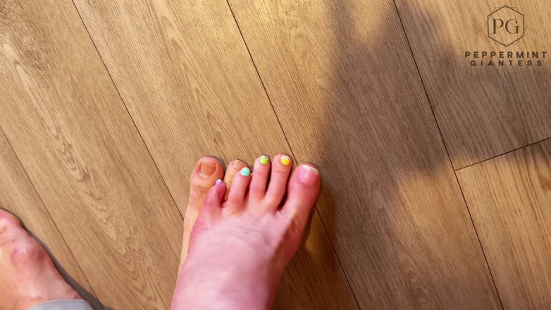 Peppermint Giantess: Deine kleine größe 13 Fuß gegen meine riesin Größe 16 Fuß - totale...
