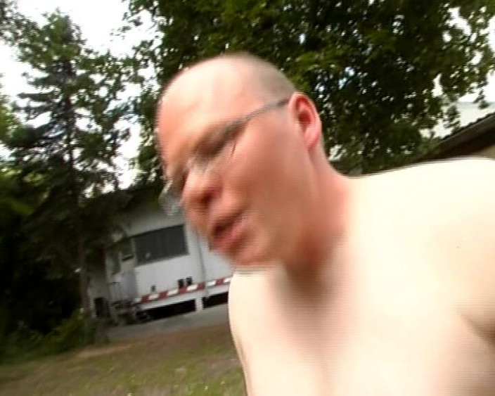 Enjoy German porn: このいたずらなドイツのTシャツは、古い対若い屋外の性交を楽しんでいます