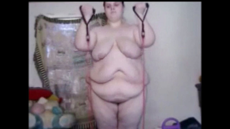 Fat House Wife: Esposa gruesa de la casa trabajando desnuda mostrando su cuerpo...