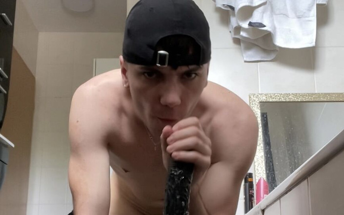 boyzxy212_2: Gay twink dễ thương chơi với một con cu giả...