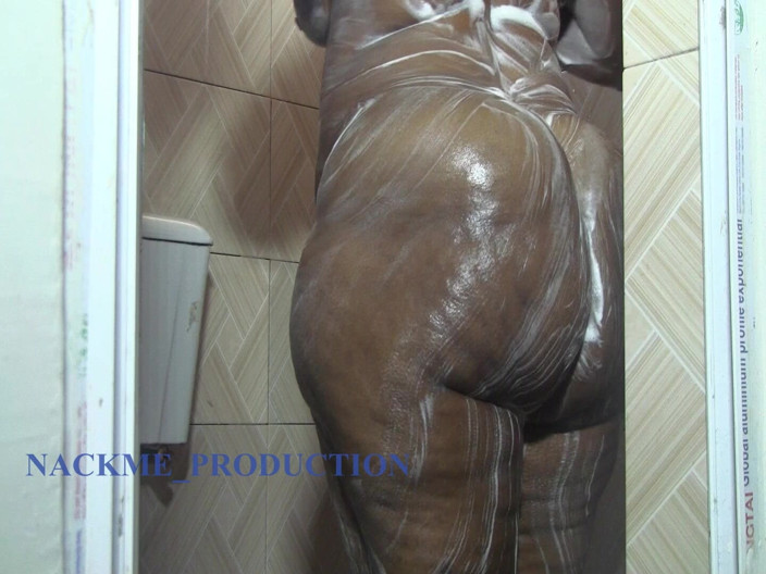 NACKME_PRODUCTION: Une BBW mariée se lave le cul après avoir trompé...