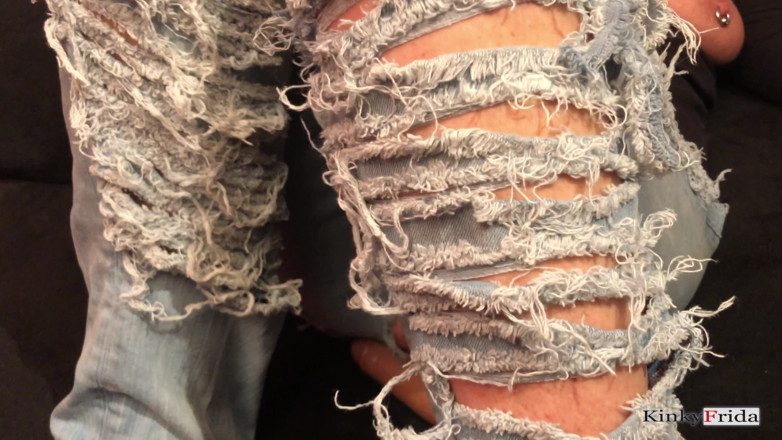 Dominatrix Frida: Kinkyfrida in jeans gioca con la sua figa piercing e...
