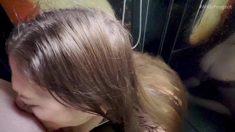 Andy Peugeot: Alice Maze Smallow, pute dans les toilettes, pisse et se...