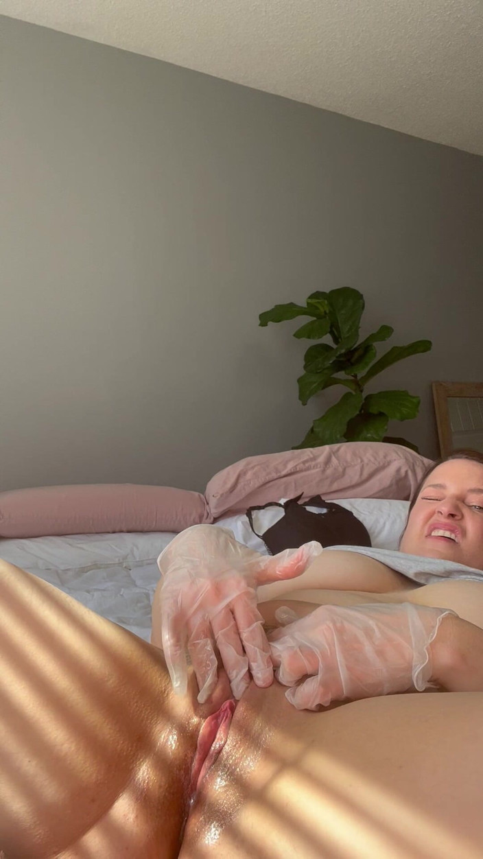 Avril Showers: MiLF demo l'orgasmo clitoride con il guanto in lattice